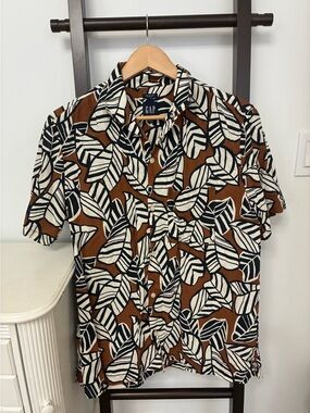 GAP Men’s Brown Leaf Print Short Sleeve Shirt. Linen cotton blend. Size medium